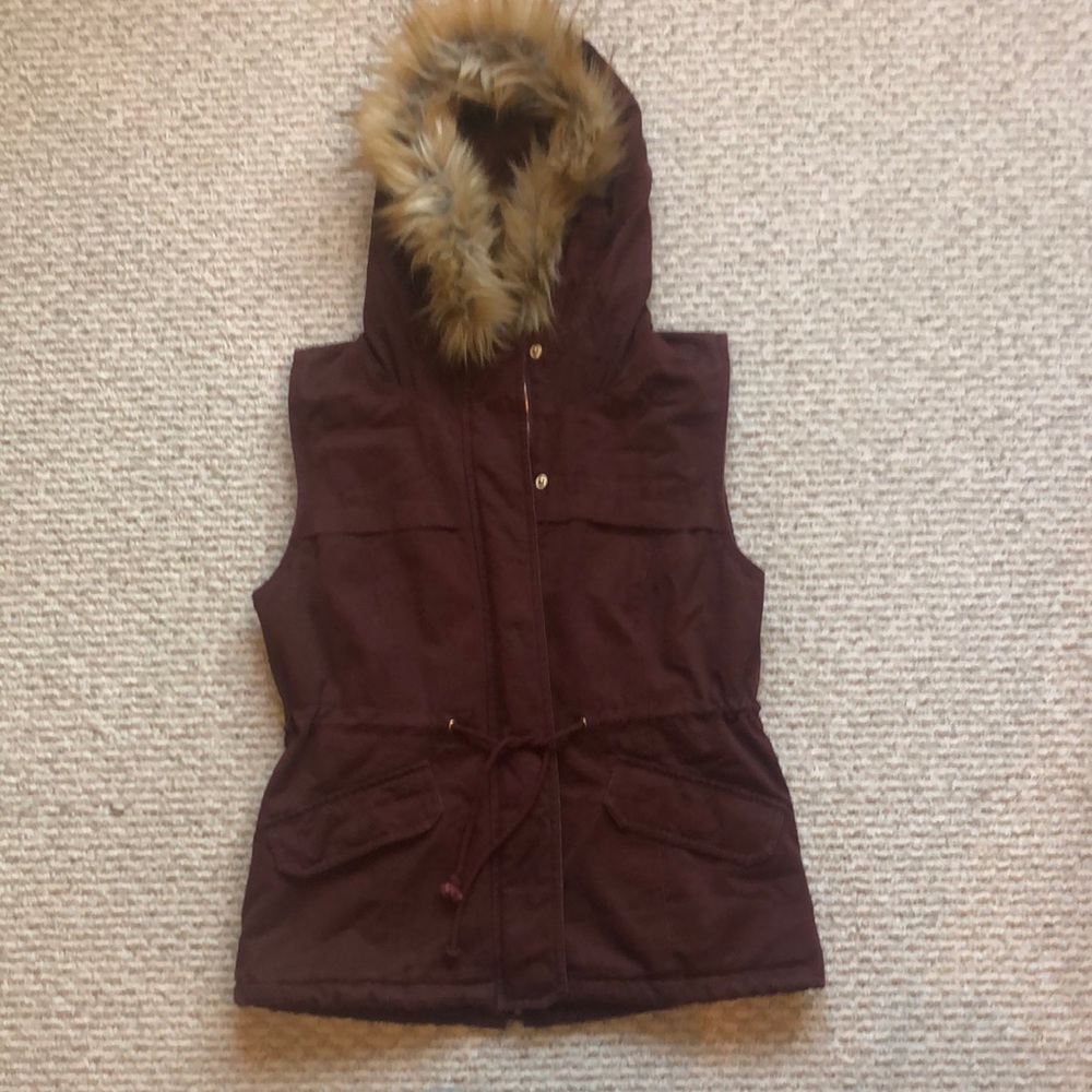 Laju maroon hood vest, removable faux fur trim, cinch waist, gold buttons